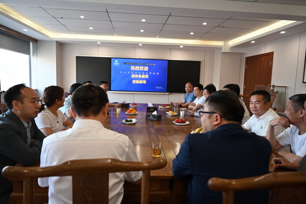 二十位業(yè)內(nèi)大咖齊聚鄭州，共商校服高品質(zhì)發(fā)展大計