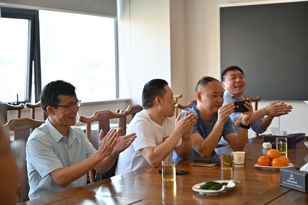 二十位業(yè)內(nèi)大咖齊聚鄭州，共商校服高品質(zhì)發(fā)展大計