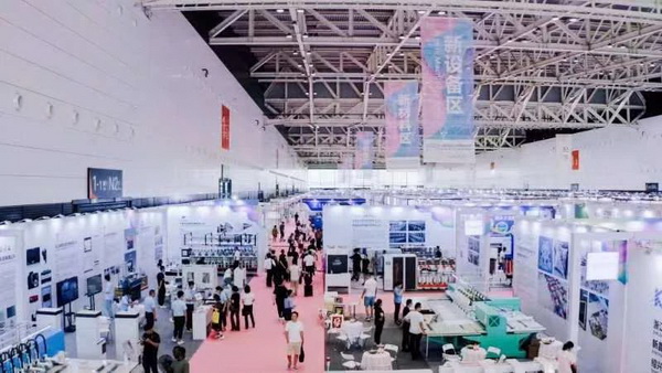  7月26日，第五屆中國（紹興）紡織新材料展在紹興國際會展中心拉開帷幕。500家企業(yè)參展，首日5000多名專業(yè)觀眾入場，展會炙熱的對接氛圍有如7月的氣浪，使行業(yè)快速升溫。海內外企業(yè)積極響應，原料龍頭企業(yè)高 &ldquo;復參率&rdquo;，歷經(jīng)五屆的新材料展有何獨特魅力？ 圖片  圖片  會展品質乘勢而上   本屆新材料展獲得UFI國際展覽協(xié)會認證，是工信部、商務部組織的2023年&ldquo;優(yōu)供給促升級&rdquo;系列活動之一，基于往屆資源優(yōu)勢，對展覽規(guī)劃、買家邀約、會務聯(lián)動等進行了全線融合升級，展會品質躍升，煥發(fā)新的風采。展會由中國長絲織造協(xié)會、紹興市商務局、中國國際貿(mào)易委員會紹興市委員會、中國國際商會紹興商會、紹興市柯橋區(qū)會展業(yè)發(fā)展中心主辦，浙江三博會展股份有限公司聯(lián)合主辦，紹興市柯橋區(qū)中國輕紡城展會有限公司承辦，紹興市經(jīng)信局、浙江省紡織面料設計協(xié)會、七彩云、紹興市紡織行業(yè)協(xié)會協(xié)辦。  圖片  圖片  開幕盛況  國際展商同臺賽寶   本次展會共500家展商參展，設新材料、新織造、新設備、新面料四大特色展區(qū)，有超10萬款科技纖維、創(chuàng)新面料、紡機設備在展會發(fā)布。魏橋紡織、昆山東利、興發(fā)化纖、吉林化纖、通用新材料、德州恒豐、佳人新材料、浙江興發(fā)、紹興國周、鐠美科等知名紡織龍頭企業(yè)參展。紹興新昌紡機產(chǎn)業(yè)展團、湖州長興織造產(chǎn)業(yè)展團、諸暨繡花機械產(chǎn)業(yè)展團、上虞染化料助劑產(chǎn)業(yè)展團等區(qū)域展團亮相。本屆展會更是引眾多RCEP國家和地區(qū)的展商組團奔赴而來，在國際展區(qū)，韓國ditto時尚聯(lián)盟、緬甸中國商會、莫斯科中小企業(yè)工商會等國際展團人氣旺盛。  圖片  企業(yè)展區(qū)  眾多展商聚焦雙碳熱點，圍繞綠色、健康、智造等方向展開產(chǎn)品角逐。魏橋紡織的生物基綠色環(huán)保+抗菌混紡系列、湖州威達集團的綠色環(huán)保色紡紗系列、昆山東利的仿生透氣科技面料系列、吳江蘭天織造的UV對抗仿生科技面料、新型雙層直充防寒面料、機能無氨彈力面料等展品亮點頻出，展商企業(yè)開啟&ldquo;搶客&rdquo;模式，緊抓展會機遇尋求下游合作。本屆展會有更大規(guī)模的智能紡機、織機設備企業(yè)參展，進一步彰顯國產(chǎn)智能織造的研發(fā)水平，鐠美科、浙江康立自控科技、浙江凱成智能設備、浙江瑪雅機電等展位帶來媲美國際水平的最新機械設備，令人矚目。  圖片  設備展區(qū)  探索解決行業(yè)困惑與瓶頸，是新材料展歷經(jīng)多屆與各企業(yè)總結、達成的共識，也是其不僅在于產(chǎn)品展貿(mào)，更在于新理念的交匯的價值內涵。  國際視野論外貿(mào)   由中國紡織品進出口商會主辦的2023紹興國際（RCEP）紡織服裝產(chǎn)業(yè)論壇系列活動與展會同期同館開幕。論壇以&ldquo;RCEP新機遇-紡織產(chǎn)業(yè)新格局&rdquo;為主題，就國內紡織產(chǎn)業(yè)結構與RCEP國際紡織服裝產(chǎn)業(yè)的發(fā)展趨勢進行研討與產(chǎn)業(yè)對接。中國紡織品進出口商會副會長王宇、韓國時尚服裝人工智能研究所院長金蕙京、緬甸中國紡織服裝協(xié)會會長施坤等嘉賓為論壇開幕致辭。  圖片  圖片 論壇開幕式  論壇開幕式后，首場系列活動韓國服飾流行趨勢論壇在展會時尚活動區(qū)舉辦，多家韓國時裝品牌聯(lián)合走秀，同時Dito&ditto，ISAE，F(xiàn)&PLUS等韓國時尚機構帶來韓國時尚產(chǎn)業(yè)與數(shù)字技術的發(fā)展趨勢分享。后續(xù)將陸續(xù)舉辦2023生物基纖維材料產(chǎn)業(yè)技術論壇、走進中國輕紡城市場對接會、亞洲紡織服裝供應鏈高增長論壇等系列活動。  圖片  圖片 論壇系列活動&mdash;&mdash;韓國服飾流行趨勢論壇  中國纖維展姿態(tài)   作為歷屆新材料展重要配套論壇，2023中國紹興紡織新材料論壇將于展會第二日舉辦。將聚集昆山東利、浙江中國輕紡城集團、浙江佳人新材料、紹興隆泰石墨烯、特思達（TESTEX）、廣東人仁康、浙江中紡標、紹興織蛛物聯(lián)科技等企業(yè)作新產(chǎn)品新項目分享，帶來中國輕紡城紡織新材料采購中心推介，環(huán)保面料、再生聚酯新材料、石墨烯等纖維面料創(chuàng)新產(chǎn)品發(fā)布，OEKO-TEX&reg; STANDARD 100安全標準、健康紡織品標準、5A光子抗菌、坯布在線檢測等檢測后整理技術分享，諸多亮點值得期待。  圖片  觸摸纖維時尚,躍升品牌能級,纖維材料的性能之變，已經(jīng)與終端產(chǎn)品在競爭市場的廝殺突圍息息相關，從面料到服裝、家紡，從國內企業(yè)到海外品牌，都不能錯過這一場產(chǎn)業(yè)對接的盛會。  跨越山海齊聚首   本屆展會借助今年全線升級之勢，全面擴大對面料、服裝業(yè)大規(guī)模大品牌企業(yè)的邀約，并提前進行買家需求的預采集和展商產(chǎn)品的預對接，顯著提升買家熱情和觀展效率。展會首日，丹東華洋紡織服裝、北京奔流野外運動服裝、北京方圣時尚、華紡股份有限公司等品牌買家應邀而來，廣東、湖州、義烏、新疆等十余個地區(qū)采購團紛紛到場，更有韓國、俄羅斯、越南、緬甸等數(shù)百名海外買家跨越山海來相會，如國際知名服裝品牌 J.K. Apparel、DOBB、LUBOO、YL co.,ltd、CHUNSANGDOO INNOCENCE、DAYGREEN INC等。  圖片  采供對接  商貿(mào)對接攬訂單   展會打通產(chǎn)業(yè)鏈，延伸展貿(mào)對接服務?，F(xiàn)場，快時尚跨境電商企業(yè)SheIn開啟為期兩天的面料專場、服裝專場閉門采購會，帶來數(shù)百類采購需求。國內品牌采購團走進紡織源產(chǎn)地中國輕紡城市場，展開時尚買手與優(yōu)質原創(chuàng)面料的靈感碰撞。展會第二日，亞洲染料聯(lián)合會、韓國纖維產(chǎn)業(yè)研究院、莫斯科中小企業(yè)商會、越南紡織商會、緬甸中國商會等國際采購團也將進市場與柯橋面料企業(yè)接洽外貿(mào)訂單。  圖片  圖片 采供對接  2023中國（紹興）紡織新材料展打造了新材料、新技術的信息高地，以國際展會的標準，向內外貿(mào)一體化展會平臺成長蛻變，它是當下紡織供應鏈趨勢的具象展示，更是一場中國纖維向世界的傾訴表達。  圖片  圖片 圖片 ?觸摸纖維時尚、躍升品牌能級，第五屆中國（紹興）紡織新材料展盛大開幕