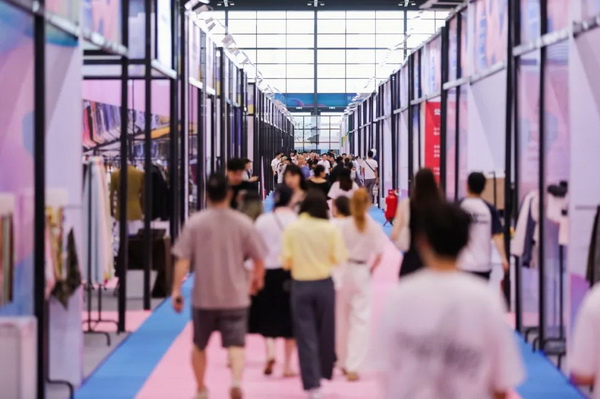  7月26日，第五屆中國（紹興）紡織新材料展在紹興國際會展中心拉開帷幕。500家企業(yè)參展，首日5000多名專業(yè)觀眾入場，展會炙熱的對接氛圍有如7月的氣浪，使行業(yè)快速升溫。海內外企業(yè)積極響應，原料龍頭企業(yè)高 &ldquo;復參率&rdquo;，歷經(jīng)五屆的新材料展有何獨特魅力？ 圖片  圖片  會展品質乘勢而上   本屆新材料展獲得UFI國際展覽協(xié)會認證，是工信部、商務部組織的2023年&ldquo;優(yōu)供給促升級&rdquo;系列活動之一，基于往屆資源優(yōu)勢，對展覽規(guī)劃、買家邀約、會務聯(lián)動等進行了全線融合升級，展會品質躍升，煥發(fā)新的風采。展會由中國長絲織造協(xié)會、紹興市商務局、中國國際貿(mào)易委員會紹興市委員會、中國國際商會紹興商會、紹興市柯橋區(qū)會展業(yè)發(fā)展中心主辦，浙江三博會展股份有限公司聯(lián)合主辦，紹興市柯橋區(qū)中國輕紡城展會有限公司承辦，紹興市經(jīng)信局、浙江省紡織面料設計協(xié)會、七彩云、紹興市紡織行業(yè)協(xié)會協(xié)辦。  圖片  圖片  開幕盛況  國際展商同臺賽寶   本次展會共500家展商參展，設新材料、新織造、新設備、新面料四大特色展區(qū)，有超10萬款科技纖維、創(chuàng)新面料、紡機設備在展會發(fā)布。魏橋紡織、昆山東利、興發(fā)化纖、吉林化纖、通用新材料、德州恒豐、佳人新材料、浙江興發(fā)、紹興國周、鐠美科等知名紡織龍頭企業(yè)參展。紹興新昌紡機產(chǎn)業(yè)展團、湖州長興織造產(chǎn)業(yè)展團、諸暨繡花機械產(chǎn)業(yè)展團、上虞染化料助劑產(chǎn)業(yè)展團等區(qū)域展團亮相。本屆展會更是引眾多RCEP國家和地區(qū)的展商組團奔赴而來，在國際展區(qū)，韓國ditto時尚聯(lián)盟、緬甸中國商會、莫斯科中小企業(yè)工商會等國際展團人氣旺盛。  圖片  企業(yè)展區(qū)  眾多展商聚焦雙碳熱點，圍繞綠色、健康、智造等方向展開產(chǎn)品角逐。魏橋紡織的生物基綠色環(huán)保+抗菌混紡系列、湖州威達集團的綠色環(huán)保色紡紗系列、昆山東利的仿生透氣科技面料系列、吳江蘭天織造的UV對抗仿生科技面料、新型雙層直充防寒面料、機能無氨彈力面料等展品亮點頻出，展商企業(yè)開啟&ldquo;搶客&rdquo;模式，緊抓展會機遇尋求下游合作。本屆展會有更大規(guī)模的智能紡機、織機設備企業(yè)參展，進一步彰顯國產(chǎn)智能織造的研發(fā)水平，鐠美科、浙江康立自控科技、浙江凱成智能設備、浙江瑪雅機電等展位帶來媲美國際水平的最新機械設備，令人矚目。  圖片  設備展區(qū)  探索解決行業(yè)困惑與瓶頸，是新材料展歷經(jīng)多屆與各企業(yè)總結、達成的共識，也是其不僅在于產(chǎn)品展貿(mào)，更在于新理念的交匯的價值內涵。  國際視野論外貿(mào)   由中國紡織品進出口商會主辦的2023紹興國際（RCEP）紡織服裝產(chǎn)業(yè)論壇系列活動與展會同期同館開幕。論壇以&ldquo;RCEP新機遇-紡織產(chǎn)業(yè)新格局&rdquo;為主題，就國內紡織產(chǎn)業(yè)結構與RCEP國際紡織服裝產(chǎn)業(yè)的發(fā)展趨勢進行研討與產(chǎn)業(yè)對接。中國紡織品進出口商會副會長王宇、韓國時尚服裝人工智能研究所院長金蕙京、緬甸中國紡織服裝協(xié)會會長施坤等嘉賓為論壇開幕致辭。  圖片  圖片 論壇開幕式  論壇開幕式后，首場系列活動韓國服飾流行趨勢論壇在展會時尚活動區(qū)舉辦，多家韓國時裝品牌聯(lián)合走秀，同時Dito&ditto，ISAE，F(xiàn)&PLUS等韓國時尚機構帶來韓國時尚產(chǎn)業(yè)與數(shù)字技術的發(fā)展趨勢分享。后續(xù)將陸續(xù)舉辦2023生物基纖維材料產(chǎn)業(yè)技術論壇、走進中國輕紡城市場對接會、亞洲紡織服裝供應鏈高增長論壇等系列活動。  圖片  圖片 論壇系列活動&mdash;&mdash;韓國服飾流行趨勢論壇  中國纖維展姿態(tài)   作為歷屆新材料展重要配套論壇，2023中國紹興紡織新材料論壇將于展會第二日舉辦。將聚集昆山東利、浙江中國輕紡城集團、浙江佳人新材料、紹興隆泰石墨烯、特思達（TESTEX）、廣東人仁康、浙江中紡標、紹興織蛛物聯(lián)科技等企業(yè)作新產(chǎn)品新項目分享，帶來中國輕紡城紡織新材料采購中心推介，環(huán)保面料、再生聚酯新材料、石墨烯等纖維面料創(chuàng)新產(chǎn)品發(fā)布，OEKO-TEX&reg; STANDARD 100安全標準、健康紡織品標準、5A光子抗菌、坯布在線檢測等檢測后整理技術分享，諸多亮點值得期待。  圖片  觸摸纖維時尚,躍升品牌能級,纖維材料的性能之變，已經(jīng)與終端產(chǎn)品在競爭市場的廝殺突圍息息相關，從面料到服裝、家紡，從國內企業(yè)到海外品牌，都不能錯過這一場產(chǎn)業(yè)對接的盛會。  跨越山海齊聚首   本屆展會借助今年全線升級之勢，全面擴大對面料、服裝業(yè)大規(guī)模大品牌企業(yè)的邀約，并提前進行買家需求的預采集和展商產(chǎn)品的預對接，顯著提升買家熱情和觀展效率。展會首日，丹東華洋紡織服裝、北京奔流野外運動服裝、北京方圣時尚、華紡股份有限公司等品牌買家應邀而來，廣東、湖州、義烏、新疆等十余個地區(qū)采購團紛紛到場，更有韓國、俄羅斯、越南、緬甸等數(shù)百名海外買家跨越山海來相會，如國際知名服裝品牌 J.K. Apparel、DOBB、LUBOO、YL co.,ltd、CHUNSANGDOO INNOCENCE、DAYGREEN INC等。  圖片  采供對接  商貿(mào)對接攬訂單   展會打通產(chǎn)業(yè)鏈，延伸展貿(mào)對接服務?，F(xiàn)場，快時尚跨境電商企業(yè)SheIn開啟為期兩天的面料專場、服裝專場閉門采購會，帶來數(shù)百類采購需求。國內品牌采購團走進紡織源產(chǎn)地中國輕紡城市場，展開時尚買手與優(yōu)質原創(chuàng)面料的靈感碰撞。展會第二日，亞洲染料聯(lián)合會、韓國纖維產(chǎn)業(yè)研究院、莫斯科中小企業(yè)商會、越南紡織商會、緬甸中國商會等國際采購團也將進市場與柯橋面料企業(yè)接洽外貿(mào)訂單。  圖片  圖片 采供對接  2023中國（紹興）紡織新材料展打造了新材料、新技術的信息高地，以國際展會的標準，向內外貿(mào)一體化展會平臺成長蛻變，它是當下紡織供應鏈趨勢的具象展示，更是一場中國纖維向世界的傾訴表達。  圖片  圖片 圖片 ?觸摸纖維時尚、躍升品牌能級，第五屆中國（紹興）紡織新材料展盛大開幕
