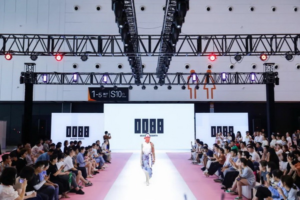  7月26日，第五屆中國（紹興）紡織新材料展在紹興國際會展中心拉開帷幕。500家企業(yè)參展，首日5000多名專業(yè)觀眾入場，展會炙熱的對接氛圍有如7月的氣浪，使行業(yè)快速升溫。海內外企業(yè)積極響應，原料龍頭企業(yè)高 &ldquo;復參率&rdquo;，歷經(jīng)五屆的新材料展有何獨特魅力？ 圖片  圖片  會展品質乘勢而上   本屆新材料展獲得UFI國際展覽協(xié)會認證，是工信部、商務部組織的2023年&ldquo;優(yōu)供給促升級&rdquo;系列活動之一，基于往屆資源優(yōu)勢，對展覽規(guī)劃、買家邀約、會務聯(lián)動等進行了全線融合升級，展會品質躍升，煥發(fā)新的風采。展會由中國長絲織造協(xié)會、紹興市商務局、中國國際貿(mào)易委員會紹興市委員會、中國國際商會紹興商會、紹興市柯橋區(qū)會展業(yè)發(fā)展中心主辦，浙江三博會展股份有限公司聯(lián)合主辦，紹興市柯橋區(qū)中國輕紡城展會有限公司承辦，紹興市經(jīng)信局、浙江省紡織面料設計協(xié)會、七彩云、紹興市紡織行業(yè)協(xié)會協(xié)辦。  圖片  圖片  開幕盛況  國際展商同臺賽寶   本次展會共500家展商參展，設新材料、新織造、新設備、新面料四大特色展區(qū)，有超10萬款科技纖維、創(chuàng)新面料、紡機設備在展會發(fā)布。魏橋紡織、昆山東利、興發(fā)化纖、吉林化纖、通用新材料、德州恒豐、佳人新材料、浙江興發(fā)、紹興國周、鐠美科等知名紡織龍頭企業(yè)參展。紹興新昌紡機產(chǎn)業(yè)展團、湖州長興織造產(chǎn)業(yè)展團、諸暨繡花機械產(chǎn)業(yè)展團、上虞染化料助劑產(chǎn)業(yè)展團等區(qū)域展團亮相。本屆展會更是引眾多RCEP國家和地區(qū)的展商組團奔赴而來，在國際展區(qū)，韓國ditto時尚聯(lián)盟、緬甸中國商會、莫斯科中小企業(yè)工商會等國際展團人氣旺盛。  圖片  企業(yè)展區(qū)  眾多展商聚焦雙碳熱點，圍繞綠色、健康、智造等方向展開產(chǎn)品角逐。魏橋紡織的生物基綠色環(huán)保+抗菌混紡系列、湖州威達集團的綠色環(huán)保色紡紗系列、昆山東利的仿生透氣科技面料系列、吳江蘭天織造的UV對抗仿生科技面料、新型雙層直充防寒面料、機能無氨彈力面料等展品亮點頻出，展商企業(yè)開啟&ldquo;搶客&rdquo;模式，緊抓展會機遇尋求下游合作。本屆展會有更大規(guī)模的智能紡機、織機設備企業(yè)參展，進一步彰顯國產(chǎn)智能織造的研發(fā)水平，鐠美科、浙江康立自控科技、浙江凱成智能設備、浙江瑪雅機電等展位帶來媲美國際水平的最新機械設備，令人矚目。  圖片  設備展區(qū)  探索解決行業(yè)困惑與瓶頸，是新材料展歷經(jīng)多屆與各企業(yè)總結、達成的共識，也是其不僅在于產(chǎn)品展貿(mào)，更在于新理念的交匯的價值內涵。  國際視野論外貿(mào)   由中國紡織品進出口商會主辦的2023紹興國際（RCEP）紡織服裝產(chǎn)業(yè)論壇系列活動與展會同期同館開幕。論壇以&ldquo;RCEP新機遇-紡織產(chǎn)業(yè)新格局&rdquo;為主題，就國內紡織產(chǎn)業(yè)結構與RCEP國際紡織服裝產(chǎn)業(yè)的發(fā)展趨勢進行研討與產(chǎn)業(yè)對接。中國紡織品進出口商會副會長王宇、韓國時尚服裝人工智能研究所院長金蕙京、緬甸中國紡織服裝協(xié)會會長施坤等嘉賓為論壇開幕致辭。  圖片  圖片 論壇開幕式  論壇開幕式后，首場系列活動韓國服飾流行趨勢論壇在展會時尚活動區(qū)舉辦，多家韓國時裝品牌聯(lián)合走秀，同時Dito&ditto，ISAE，F(xiàn)&PLUS等韓國時尚機構帶來韓國時尚產(chǎn)業(yè)與數(shù)字技術的發(fā)展趨勢分享。后續(xù)將陸續(xù)舉辦2023生物基纖維材料產(chǎn)業(yè)技術論壇、走進中國輕紡城市場對接會、亞洲紡織服裝供應鏈高增長論壇等系列活動。  圖片  圖片 論壇系列活動&mdash;&mdash;韓國服飾流行趨勢論壇  中國纖維展姿態(tài)   作為歷屆新材料展重要配套論壇，2023中國紹興紡織新材料論壇將于展會第二日舉辦。將聚集昆山東利、浙江中國輕紡城集團、浙江佳人新材料、紹興隆泰石墨烯、特思達（TESTEX）、廣東人仁康、浙江中紡標、紹興織蛛物聯(lián)科技等企業(yè)作新產(chǎn)品新項目分享，帶來中國輕紡城紡織新材料采購中心推介，環(huán)保面料、再生聚酯新材料、石墨烯等纖維面料創(chuàng)新產(chǎn)品發(fā)布，OEKO-TEX&reg; STANDARD 100安全標準、健康紡織品標準、5A光子抗菌、坯布在線檢測等檢測后整理技術分享，諸多亮點值得期待。  圖片  觸摸纖維時尚,躍升品牌能級,纖維材料的性能之變，已經(jīng)與終端產(chǎn)品在競爭市場的廝殺突圍息息相關，從面料到服裝、家紡，從國內企業(yè)到海外品牌，都不能錯過這一場產(chǎn)業(yè)對接的盛會。  跨越山海齊聚首   本屆展會借助今年全線升級之勢，全面擴大對面料、服裝業(yè)大規(guī)模大品牌企業(yè)的邀約，并提前進行買家需求的預采集和展商產(chǎn)品的預對接，顯著提升買家熱情和觀展效率。展會首日，丹東華洋紡織服裝、北京奔流野外運動服裝、北京方圣時尚、華紡股份有限公司等品牌買家應邀而來，廣東、湖州、義烏、新疆等十余個地區(qū)采購團紛紛到場，更有韓國、俄羅斯、越南、緬甸等數(shù)百名海外買家跨越山海來相會，如國際知名服裝品牌 J.K. Apparel、DOBB、LUBOO、YL co.,ltd、CHUNSANGDOO INNOCENCE、DAYGREEN INC等。  圖片  采供對接  商貿(mào)對接攬訂單   展會打通產(chǎn)業(yè)鏈，延伸展貿(mào)對接服務?，F(xiàn)場，快時尚跨境電商企業(yè)SheIn開啟為期兩天的面料專場、服裝專場閉門采購會，帶來數(shù)百類采購需求。國內品牌采購團走進紡織源產(chǎn)地中國輕紡城市場，展開時尚買手與優(yōu)質原創(chuàng)面料的靈感碰撞。展會第二日，亞洲染料聯(lián)合會、韓國纖維產(chǎn)業(yè)研究院、莫斯科中小企業(yè)商會、越南紡織商會、緬甸中國商會等國際采購團也將進市場與柯橋面料企業(yè)接洽外貿(mào)訂單。  圖片  圖片 采供對接  2023中國（紹興）紡織新材料展打造了新材料、新技術的信息高地，以國際展會的標準，向內外貿(mào)一體化展會平臺成長蛻變，它是當下紡織供應鏈趨勢的具象展示，更是一場中國纖維向世界的傾訴表達。  圖片  圖片 圖片 ?觸摸纖維時尚、躍升品牌能級，第五屆中國（紹興）紡織新材料展盛大開幕