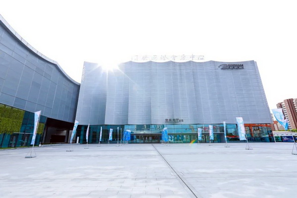  7月26日，第五屆中國（紹興）紡織新材料展在紹興國際會展中心拉開帷幕。500家企業(yè)參展，首日5000多名專業(yè)觀眾入場，展會炙熱的對接氛圍有如7月的氣浪，使行業(yè)快速升溫。海內外企業(yè)積極響應，原料龍頭企業(yè)高 &ldquo;復參率&rdquo;，歷經(jīng)五屆的新材料展有何獨特魅力？ 圖片  圖片  會展品質乘勢而上   本屆新材料展獲得UFI國際展覽協(xié)會認證，是工信部、商務部組織的2023年&ldquo;優(yōu)供給促升級&rdquo;系列活動之一，基于往屆資源優(yōu)勢，對展覽規(guī)劃、買家邀約、會務聯(lián)動等進行了全線融合升級，展會品質躍升，煥發(fā)新的風采。展會由中國長絲織造協(xié)會、紹興市商務局、中國國際貿(mào)易委員會紹興市委員會、中國國際商會紹興商會、紹興市柯橋區(qū)會展業(yè)發(fā)展中心主辦，浙江三博會展股份有限公司聯(lián)合主辦，紹興市柯橋區(qū)中國輕紡城展會有限公司承辦，紹興市經(jīng)信局、浙江省紡織面料設計協(xié)會、七彩云、紹興市紡織行業(yè)協(xié)會協(xié)辦。  圖片  圖片  開幕盛況  國際展商同臺賽寶   本次展會共500家展商參展，設新材料、新織造、新設備、新面料四大特色展區(qū)，有超10萬款科技纖維、創(chuàng)新面料、紡機設備在展會發(fā)布。魏橋紡織、昆山東利、興發(fā)化纖、吉林化纖、通用新材料、德州恒豐、佳人新材料、浙江興發(fā)、紹興國周、鐠美科等知名紡織龍頭企業(yè)參展。紹興新昌紡機產(chǎn)業(yè)展團、湖州長興織造產(chǎn)業(yè)展團、諸暨繡花機械產(chǎn)業(yè)展團、上虞染化料助劑產(chǎn)業(yè)展團等區(qū)域展團亮相。本屆展會更是引眾多RCEP國家和地區(qū)的展商組團奔赴而來，在國際展區(qū)，韓國ditto時尚聯(lián)盟、緬甸中國商會、莫斯科中小企業(yè)工商會等國際展團人氣旺盛。  圖片  企業(yè)展區(qū)  眾多展商聚焦雙碳熱點，圍繞綠色、健康、智造等方向展開產(chǎn)品角逐。魏橋紡織的生物基綠色環(huán)保+抗菌混紡系列、湖州威達集團的綠色環(huán)保色紡紗系列、昆山東利的仿生透氣科技面料系列、吳江蘭天織造的UV對抗仿生科技面料、新型雙層直充防寒面料、機能無氨彈力面料等展品亮點頻出，展商企業(yè)開啟&ldquo;搶客&rdquo;模式，緊抓展會機遇尋求下游合作。本屆展會有更大規(guī)模的智能紡機、織機設備企業(yè)參展，進一步彰顯國產(chǎn)智能織造的研發(fā)水平，鐠美科、浙江康立自控科技、浙江凱成智能設備、浙江瑪雅機電等展位帶來媲美國際水平的最新機械設備，令人矚目。  圖片  設備展區(qū)  探索解決行業(yè)困惑與瓶頸，是新材料展歷經(jīng)多屆與各企業(yè)總結、達成的共識，也是其不僅在于產(chǎn)品展貿(mào)，更在于新理念的交匯的價值內涵。  國際視野論外貿(mào)   由中國紡織品進出口商會主辦的2023紹興國際（RCEP）紡織服裝產(chǎn)業(yè)論壇系列活動與展會同期同館開幕。論壇以&ldquo;RCEP新機遇-紡織產(chǎn)業(yè)新格局&rdquo;為主題，就國內紡織產(chǎn)業(yè)結構與RCEP國際紡織服裝產(chǎn)業(yè)的發(fā)展趨勢進行研討與產(chǎn)業(yè)對接。中國紡織品進出口商會副會長王宇、韓國時尚服裝人工智能研究所院長金蕙京、緬甸中國紡織服裝協(xié)會會長施坤等嘉賓為論壇開幕致辭。  圖片  圖片 論壇開幕式  論壇開幕式后，首場系列活動韓國服飾流行趨勢論壇在展會時尚活動區(qū)舉辦，多家韓國時裝品牌聯(lián)合走秀，同時Dito&ditto，ISAE，F(xiàn)&PLUS等韓國時尚機構帶來韓國時尚產(chǎn)業(yè)與數(shù)字技術的發(fā)展趨勢分享。后續(xù)將陸續(xù)舉辦2023生物基纖維材料產(chǎn)業(yè)技術論壇、走進中國輕紡城市場對接會、亞洲紡織服裝供應鏈高增長論壇等系列活動。  圖片  圖片 論壇系列活動&mdash;&mdash;韓國服飾流行趨勢論壇  中國纖維展姿態(tài)   作為歷屆新材料展重要配套論壇，2023中國紹興紡織新材料論壇將于展會第二日舉辦。將聚集昆山東利、浙江中國輕紡城集團、浙江佳人新材料、紹興隆泰石墨烯、特思達（TESTEX）、廣東人仁康、浙江中紡標、紹興織蛛物聯(lián)科技等企業(yè)作新產(chǎn)品新項目分享，帶來中國輕紡城紡織新材料采購中心推介，環(huán)保面料、再生聚酯新材料、石墨烯等纖維面料創(chuàng)新產(chǎn)品發(fā)布，OEKO-TEX&reg; STANDARD 100安全標準、健康紡織品標準、5A光子抗菌、坯布在線檢測等檢測后整理技術分享，諸多亮點值得期待。  圖片  觸摸纖維時尚,躍升品牌能級,纖維材料的性能之變，已經(jīng)與終端產(chǎn)品在競爭市場的廝殺突圍息息相關，從面料到服裝、家紡，從國內企業(yè)到海外品牌，都不能錯過這一場產(chǎn)業(yè)對接的盛會。  跨越山海齊聚首   本屆展會借助今年全線升級之勢，全面擴大對面料、服裝業(yè)大規(guī)模大品牌企業(yè)的邀約，并提前進行買家需求的預采集和展商產(chǎn)品的預對接，顯著提升買家熱情和觀展效率。展會首日，丹東華洋紡織服裝、北京奔流野外運動服裝、北京方圣時尚、華紡股份有限公司等品牌買家應邀而來，廣東、湖州、義烏、新疆等十余個地區(qū)采購團紛紛到場，更有韓國、俄羅斯、越南、緬甸等數(shù)百名海外買家跨越山海來相會，如國際知名服裝品牌 J.K. Apparel、DOBB、LUBOO、YL co.,ltd、CHUNSANGDOO INNOCENCE、DAYGREEN INC等。  圖片  采供對接  商貿(mào)對接攬訂單   展會打通產(chǎn)業(yè)鏈，延伸展貿(mào)對接服務?，F(xiàn)場，快時尚跨境電商企業(yè)SheIn開啟為期兩天的面料專場、服裝專場閉門采購會，帶來數(shù)百類采購需求。國內品牌采購團走進紡織源產(chǎn)地中國輕紡城市場，展開時尚買手與優(yōu)質原創(chuàng)面料的靈感碰撞。展會第二日，亞洲染料聯(lián)合會、韓國纖維產(chǎn)業(yè)研究院、莫斯科中小企業(yè)商會、越南紡織商會、緬甸中國商會等國際采購團也將進市場與柯橋面料企業(yè)接洽外貿(mào)訂單。  圖片  圖片 采供對接  2023中國（紹興）紡織新材料展打造了新材料、新技術的信息高地，以國際展會的標準，向內外貿(mào)一體化展會平臺成長蛻變，它是當下紡織供應鏈趨勢的具象展示，更是一場中國纖維向世界的傾訴表達。  圖片  圖片 圖片 ?觸摸纖維時尚、躍升品牌能級，第五屆中國（紹興）紡織新材料展盛大開幕