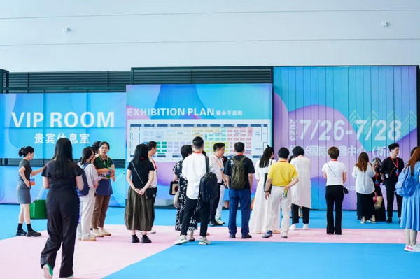  7月26日，第五屆中國（紹興）紡織新材料展在紹興國際會展中心拉開帷幕。500家企業(yè)參展，首日5000多名專業(yè)觀眾入場，展會炙熱的對接氛圍有如7月的氣浪，使行業(yè)快速升溫。海內外企業(yè)積極響應，原料龍頭企業(yè)高 &ldquo;復參率&rdquo;，歷經(jīng)五屆的新材料展有何獨特魅力？ 圖片  圖片  會展品質乘勢而上   本屆新材料展獲得UFI國際展覽協(xié)會認證，是工信部、商務部組織的2023年&ldquo;優(yōu)供給促升級&rdquo;系列活動之一，基于往屆資源優(yōu)勢，對展覽規(guī)劃、買家邀約、會務聯(lián)動等進行了全線融合升級，展會品質躍升，煥發(fā)新的風采。展會由中國長絲織造協(xié)會、紹興市商務局、中國國際貿(mào)易委員會紹興市委員會、中國國際商會紹興商會、紹興市柯橋區(qū)會展業(yè)發(fā)展中心主辦，浙江三博會展股份有限公司聯(lián)合主辦，紹興市柯橋區(qū)中國輕紡城展會有限公司承辦，紹興市經(jīng)信局、浙江省紡織面料設計協(xié)會、七彩云、紹興市紡織行業(yè)協(xié)會協(xié)辦。  圖片  圖片  開幕盛況  國際展商同臺賽寶   本次展會共500家展商參展，設新材料、新織造、新設備、新面料四大特色展區(qū)，有超10萬款科技纖維、創(chuàng)新面料、紡機設備在展會發(fā)布。魏橋紡織、昆山東利、興發(fā)化纖、吉林化纖、通用新材料、德州恒豐、佳人新材料、浙江興發(fā)、紹興國周、鐠美科等知名紡織龍頭企業(yè)參展。紹興新昌紡機產(chǎn)業(yè)展團、湖州長興織造產(chǎn)業(yè)展團、諸暨繡花機械產(chǎn)業(yè)展團、上虞染化料助劑產(chǎn)業(yè)展團等區(qū)域展團亮相。本屆展會更是引眾多RCEP國家和地區(qū)的展商組團奔赴而來，在國際展區(qū)，韓國ditto時尚聯(lián)盟、緬甸中國商會、莫斯科中小企業(yè)工商會等國際展團人氣旺盛。  圖片  企業(yè)展區(qū)  眾多展商聚焦雙碳熱點，圍繞綠色、健康、智造等方向展開產(chǎn)品角逐。魏橋紡織的生物基綠色環(huán)保+抗菌混紡系列、湖州威達集團的綠色環(huán)保色紡紗系列、昆山東利的仿生透氣科技面料系列、吳江蘭天織造的UV對抗仿生科技面料、新型雙層直充防寒面料、機能無氨彈力面料等展品亮點頻出，展商企業(yè)開啟&ldquo;搶客&rdquo;模式，緊抓展會機遇尋求下游合作。本屆展會有更大規(guī)模的智能紡機、織機設備企業(yè)參展，進一步彰顯國產(chǎn)智能織造的研發(fā)水平，鐠美科、浙江康立自控科技、浙江凱成智能設備、浙江瑪雅機電等展位帶來媲美國際水平的最新機械設備，令人矚目。  圖片  設備展區(qū)  探索解決行業(yè)困惑與瓶頸，是新材料展歷經(jīng)多屆與各企業(yè)總結、達成的共識，也是其不僅在于產(chǎn)品展貿(mào)，更在于新理念的交匯的價值內涵。  國際視野論外貿(mào)   由中國紡織品進出口商會主辦的2023紹興國際（RCEP）紡織服裝產(chǎn)業(yè)論壇系列活動與展會同期同館開幕。論壇以&ldquo;RCEP新機遇-紡織產(chǎn)業(yè)新格局&rdquo;為主題，就國內紡織產(chǎn)業(yè)結構與RCEP國際紡織服裝產(chǎn)業(yè)的發(fā)展趨勢進行研討與產(chǎn)業(yè)對接。中國紡織品進出口商會副會長王宇、韓國時尚服裝人工智能研究所院長金蕙京、緬甸中國紡織服裝協(xié)會會長施坤等嘉賓為論壇開幕致辭。  圖片  圖片 論壇開幕式  論壇開幕式后，首場系列活動韓國服飾流行趨勢論壇在展會時尚活動區(qū)舉辦，多家韓國時裝品牌聯(lián)合走秀，同時Dito&ditto，ISAE，F(xiàn)&PLUS等韓國時尚機構帶來韓國時尚產(chǎn)業(yè)與數(shù)字技術的發(fā)展趨勢分享。后續(xù)將陸續(xù)舉辦2023生物基纖維材料產(chǎn)業(yè)技術論壇、走進中國輕紡城市場對接會、亞洲紡織服裝供應鏈高增長論壇等系列活動。  圖片  圖片 論壇系列活動&mdash;&mdash;韓國服飾流行趨勢論壇  中國纖維展姿態(tài)   作為歷屆新材料展重要配套論壇，2023中國紹興紡織新材料論壇將于展會第二日舉辦。將聚集昆山東利、浙江中國輕紡城集團、浙江佳人新材料、紹興隆泰石墨烯、特思達（TESTEX）、廣東人仁康、浙江中紡標、紹興織蛛物聯(lián)科技等企業(yè)作新產(chǎn)品新項目分享，帶來中國輕紡城紡織新材料采購中心推介，環(huán)保面料、再生聚酯新材料、石墨烯等纖維面料創(chuàng)新產(chǎn)品發(fā)布，OEKO-TEX&reg; STANDARD 100安全標準、健康紡織品標準、5A光子抗菌、坯布在線檢測等檢測后整理技術分享，諸多亮點值得期待。  圖片  觸摸纖維時尚,躍升品牌能級,纖維材料的性能之變，已經(jīng)與終端產(chǎn)品在競爭市場的廝殺突圍息息相關，從面料到服裝、家紡，從國內企業(yè)到海外品牌，都不能錯過這一場產(chǎn)業(yè)對接的盛會。  跨越山海齊聚首   本屆展會借助今年全線升級之勢，全面擴大對面料、服裝業(yè)大規(guī)模大品牌企業(yè)的邀約，并提前進行買家需求的預采集和展商產(chǎn)品的預對接，顯著提升買家熱情和觀展效率。展會首日，丹東華洋紡織服裝、北京奔流野外運動服裝、北京方圣時尚、華紡股份有限公司等品牌買家應邀而來，廣東、湖州、義烏、新疆等十余個地區(qū)采購團紛紛到場，更有韓國、俄羅斯、越南、緬甸等數(shù)百名海外買家跨越山海來相會，如國際知名服裝品牌 J.K. Apparel、DOBB、LUBOO、YL co.,ltd、CHUNSANGDOO INNOCENCE、DAYGREEN INC等。  圖片  采供對接  商貿(mào)對接攬訂單   展會打通產(chǎn)業(yè)鏈，延伸展貿(mào)對接服務?，F(xiàn)場，快時尚跨境電商企業(yè)SheIn開啟為期兩天的面料專場、服裝專場閉門采購會，帶來數(shù)百類采購需求。國內品牌采購團走進紡織源產(chǎn)地中國輕紡城市場，展開時尚買手與優(yōu)質原創(chuàng)面料的靈感碰撞。展會第二日，亞洲染料聯(lián)合會、韓國纖維產(chǎn)業(yè)研究院、莫斯科中小企業(yè)商會、越南紡織商會、緬甸中國商會等國際采購團也將進市場與柯橋面料企業(yè)接洽外貿(mào)訂單。  圖片  圖片 采供對接  2023中國（紹興）紡織新材料展打造了新材料、新技術的信息高地，以國際展會的標準，向內外貿(mào)一體化展會平臺成長蛻變，它是當下紡織供應鏈趨勢的具象展示，更是一場中國纖維向世界的傾訴表達。  圖片  圖片 圖片 ?觸摸纖維時尚、躍升品牌能級，第五屆中國（紹興）紡織新材料展盛大開幕