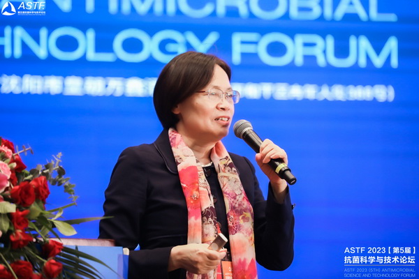 八月盛京，秋意漸濃，8月10日上午，為期兩天的ASTF2023（第5屆）抗菌科學與技術(shù)論壇在沈陽皇朝萬鑫酒店開幕，本次論壇由中關(guān)村匯智抗菌新材料產(chǎn)業(yè)技術(shù)創(chuàng)新聯(lián)盟、東北大學和中國科學院金屬研究所共同主辦，將有本次大會以&ldquo;抗菌科學引領(lǐng)生物安全&rdquo;為主題，&ldquo;3位院士大會報告+14個分會場/論壇+260+報告+逾80墻報+現(xiàn)場展位&rdquo;論文摘要集等多種形式展示最新抗菌科學和研究，并以現(xiàn)場展位形式介紹最新抗菌技術(shù)、產(chǎn)品、儀器和設(shè)備等，以增進國內(nèi)外抗菌學術(shù)交流，促進抗菌科學創(chuàng)新與發(fā)展。 來自全國220多家高校、科研院所，以及110多家企業(yè)的超700位會議代表出席。