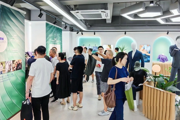 石墨烯紡織產(chǎn)業(yè)論壇暨&ldquo;烯創(chuàng)未來&rdquo;中國（寧波）創(chuàng)業(yè)創(chuàng)新大賽方案發(fā)布、寧波尚烯科技有限公司開業(yè)慶典系列活動在寧波市鎮(zhèn)海區(qū)九龍湖鎮(zhèn)國家石墨烯創(chuàng)新中心圓滿舉行。
