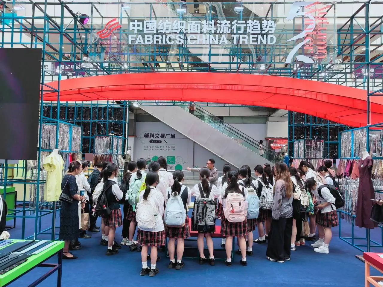 釋放靈感，引領(lǐng)潮流！2025/26秋冬中國紡織面輔料流行趨勢在廣州國際輕紡城精彩發(fā)布！
