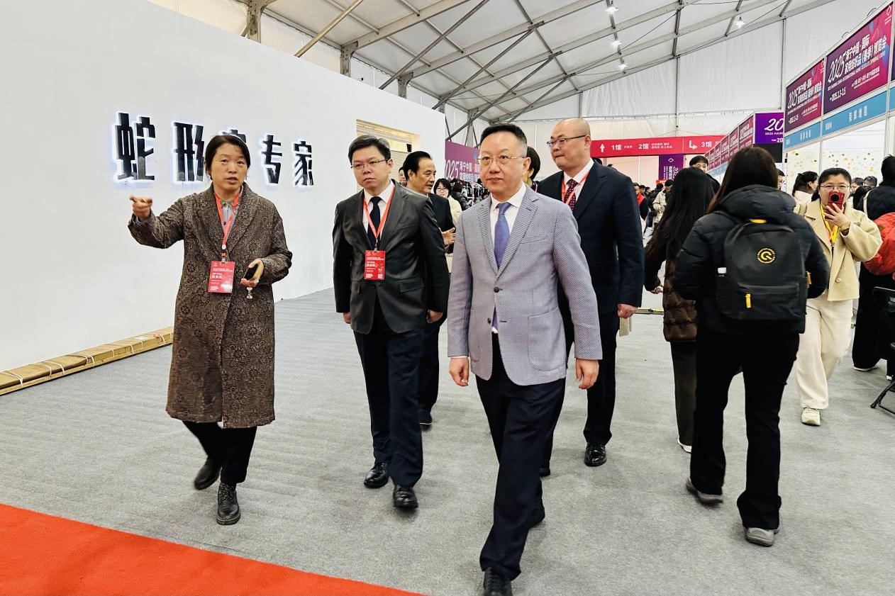 智造織就未來，錦韻潮動(dòng)全球！2025海寧春季家博會(huì)今日啟幕
