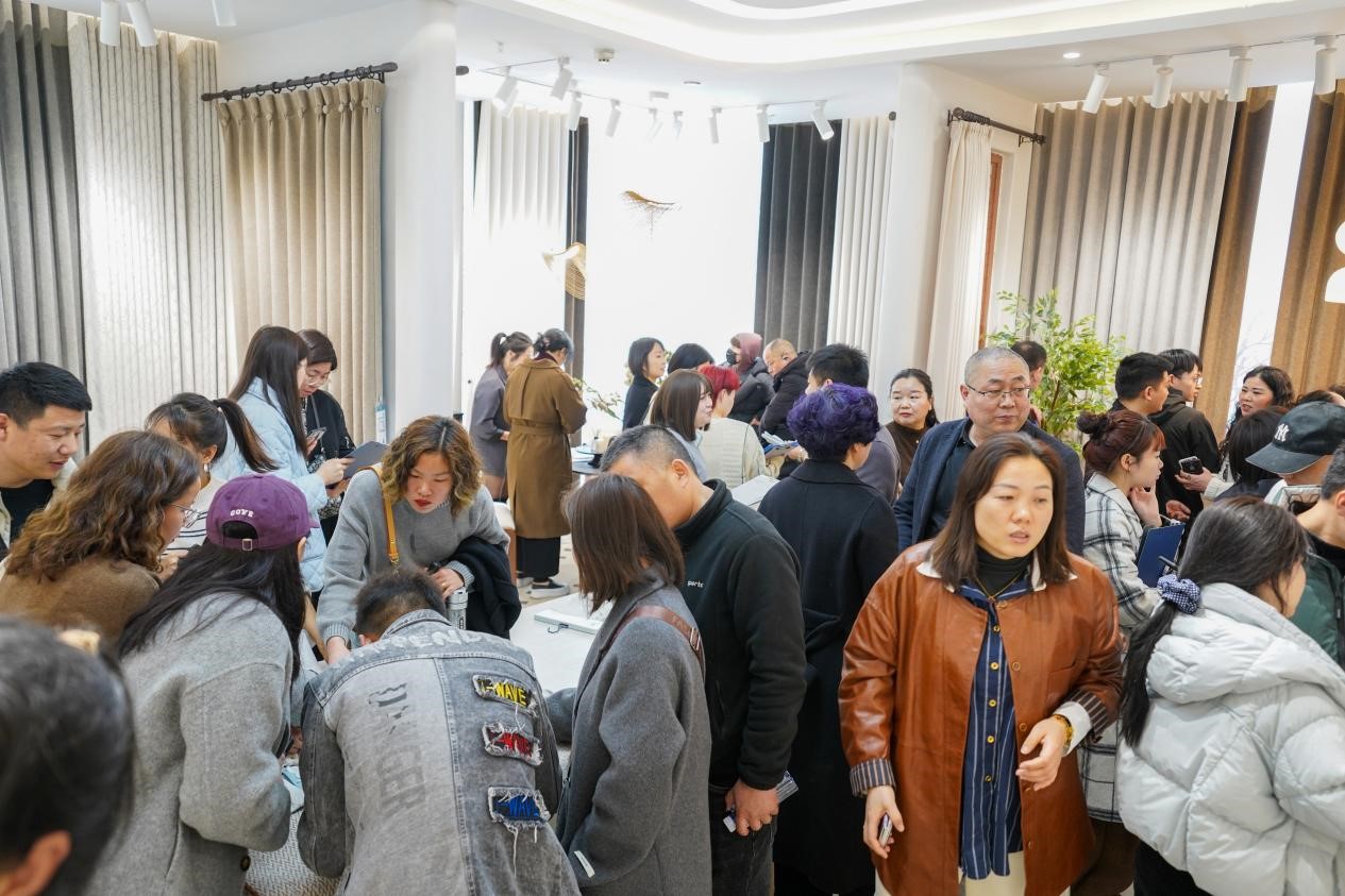 智造織就未來，錦韻潮動(dòng)全球！2025海寧春季家博會(huì)今日啟幕