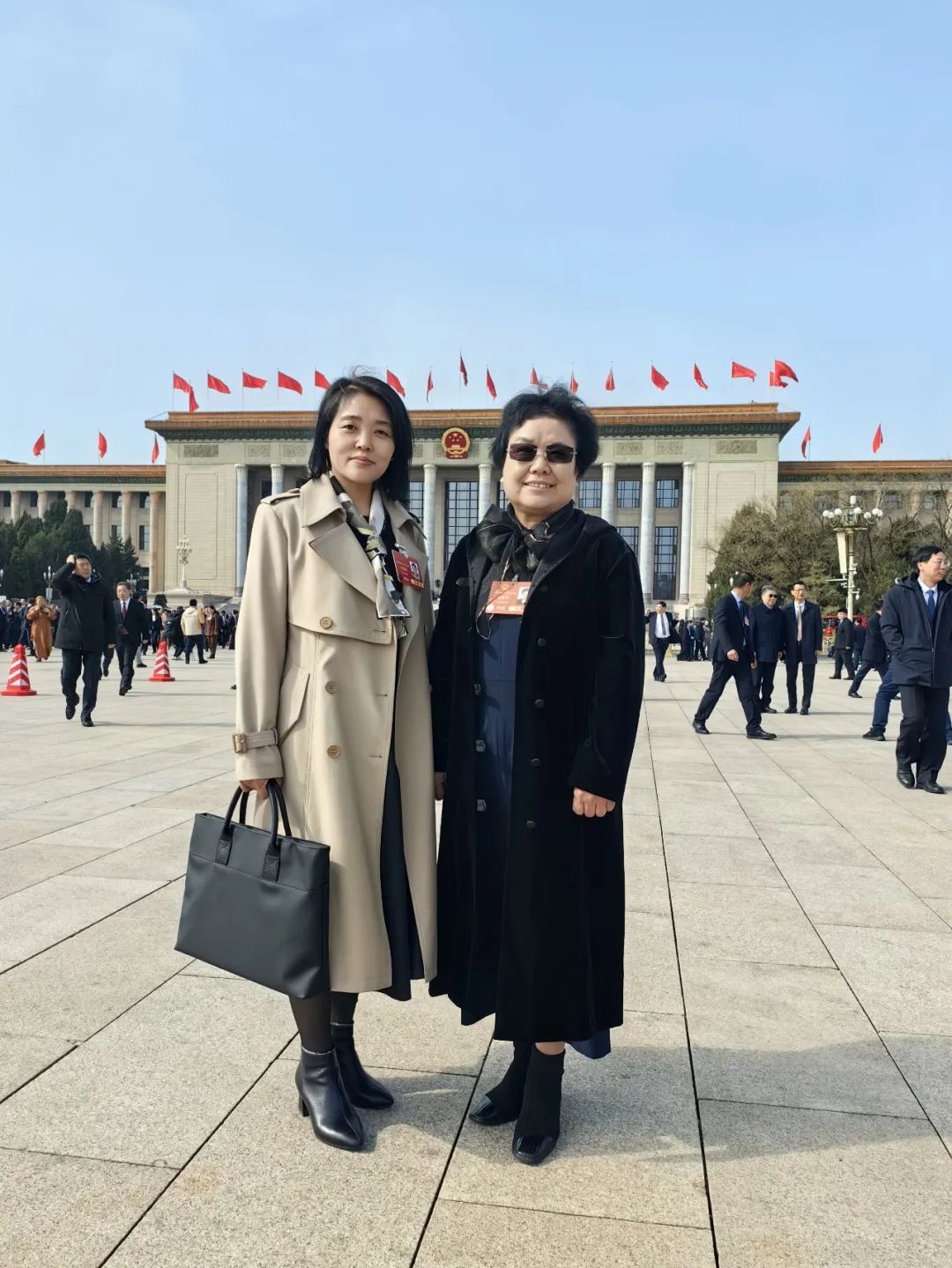 3月3日上午，出席十四屆全國人大三次會議的駐冀全國人大代表和出席全國政協(xié)十四屆三次會議的住冀全國政協(xié)委員從石家莊啟程赴京。石家莊&ldquo;紡織人&rdquo;贊皇縣原村土布專業(yè)合作社理事長崔雪琴和石家莊常山恒新紡織有限公司恒盛分公司織造車間教檢工馮麗朝隨河北代表團一同赴京報到。3月4日，崔雪琴、馮麗朝兩位石家莊&ldquo;紡織人&rdquo;同來自全國各地的全國人大代表一道步入了北京人民大會堂，共同參加十四屆全國人大三次會議預備會議。會前崔雪琴、馮麗朝在人民大會堂外合影，留下了珍貴的紀念。會前，崔雪琴、馮麗朝結(jié)合各自工作實際和熟悉領(lǐng)域，深入基層開展調(diào)查研究，精心準備議案建議。赴京參會途中，她倆圍繞京津冀協(xié)同發(fā)展、民營經(jīng)濟、新質(zhì)生產(chǎn)力、鄉(xiāng)村振興等普遍關(guān)注的問題與同行的代表委員展開熱烈討論。到達駐地，她倆立即投入會前緊張的準備工作，繼續(xù)修改認真準備好的建議。崔雪琴崔雪琴帶來了《關(guān)于倡導國人穿國風服飾 弘揚國風服飾文化 推動民族服裝產(chǎn)業(yè)振興的建議》。馮麗朝馮麗朝帶來了《關(guān)于進一步加強發(fā)揮勞模工匠引領(lǐng)作用的建議》。全國人大代表崔雪琴、馮麗朝這兩位石家莊優(yōu)秀紡織人，共赴春天之約，共盡代表職責。