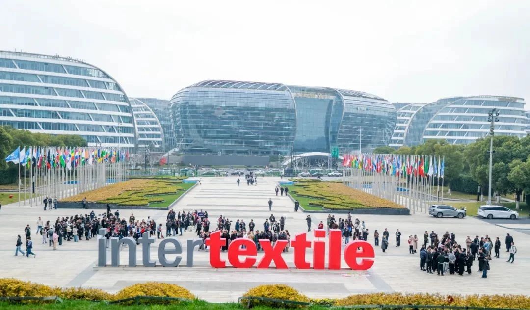 3月13日，為期三天的2025intertextile春夏面輔料展在國家會展中心（上海）圓滿落幕。本屆博覽會以近19萬平方米總展出面積，匯聚來自全球24個國家和地區(qū)的超3100家參展商。從源頭為紡織行業(yè)高質(zhì)量發(fā)展注入信心與動能，展示了紡織行業(yè)的最新技術(shù)與創(chuàng)新成果。其中，海纖生物的海藻纖維、海絲林及海藻炭泥系列產(chǎn)品憑借其深海黑科技的獨特魅力，成為展會焦點，吸引了眾多專業(yè)觀眾的目光。