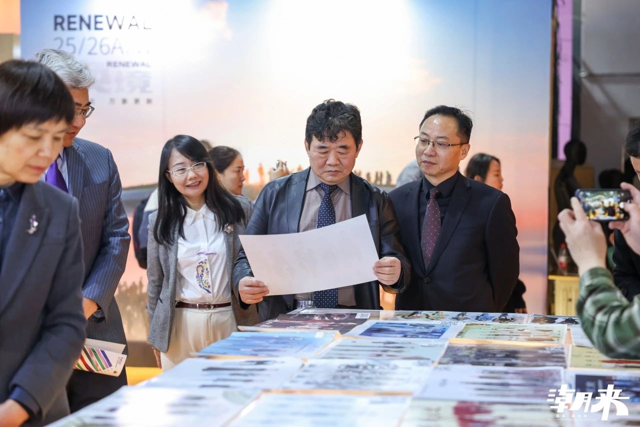 以第二十八屆（2025）&ldquo;真皮標(biāo)志杯&rdquo;設(shè)計(jì)大賽初賽、潮來(lái)&middot;必訂&mdash;&mdash;設(shè)計(jì)版權(quán)交易會(huì)、2025海寧優(yōu)材&middot;新質(zhì)聯(lián)盟聯(lián)合展、潮來(lái)課堂分享沙龍等系列活動(dòng)為支點(diǎn)，&ldquo;海寧時(shí)間&rdquo;再一次撬動(dòng)千億時(shí)尚產(chǎn)業(yè)的澎湃動(dòng)能。