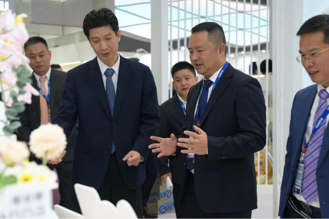 向上生長對抗行業(yè)內(nèi)卷！櫻姿娜于潮汕服博會發(fā)布第三代鉑金蠶絲褲