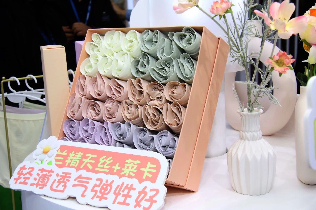 向上生長對抗行業(yè)內(nèi)卷！櫻姿娜于潮汕服博會發(fā)布第三代鉑金蠶絲褲