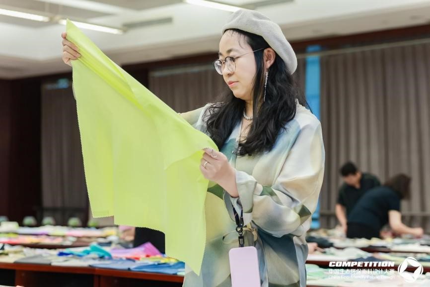 2800款面料&ldquo;綠動時尚&rdquo;，2025第八屆中國生態(tài)環(huán)保面料設(shè)計(jì)大賽評審會在盛澤舉辦！