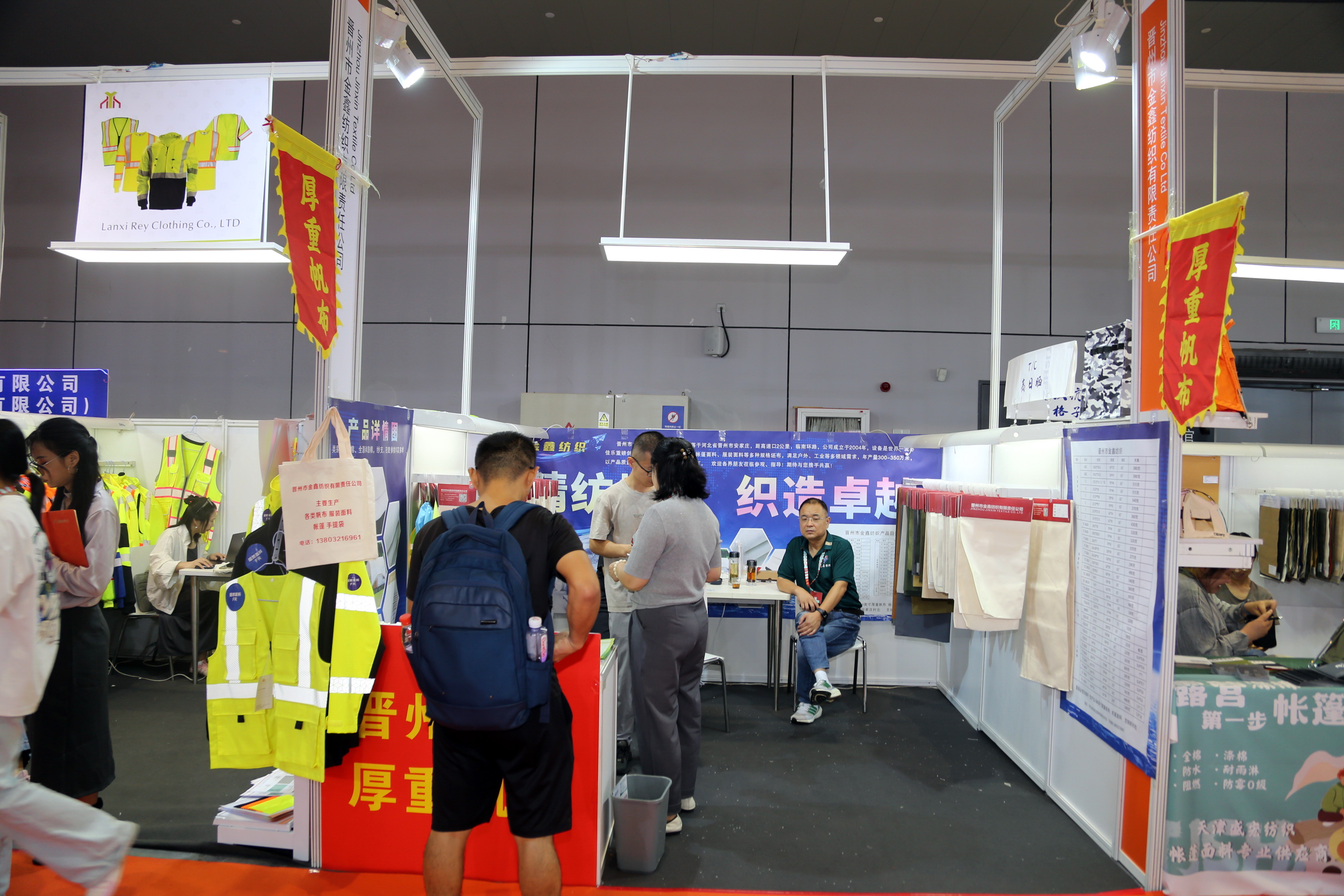 40余家石家莊紡服企業(yè)齊聚滬上，成為中紡聯(lián)秋季聯(lián)展上靚麗的風(fēng)景線
