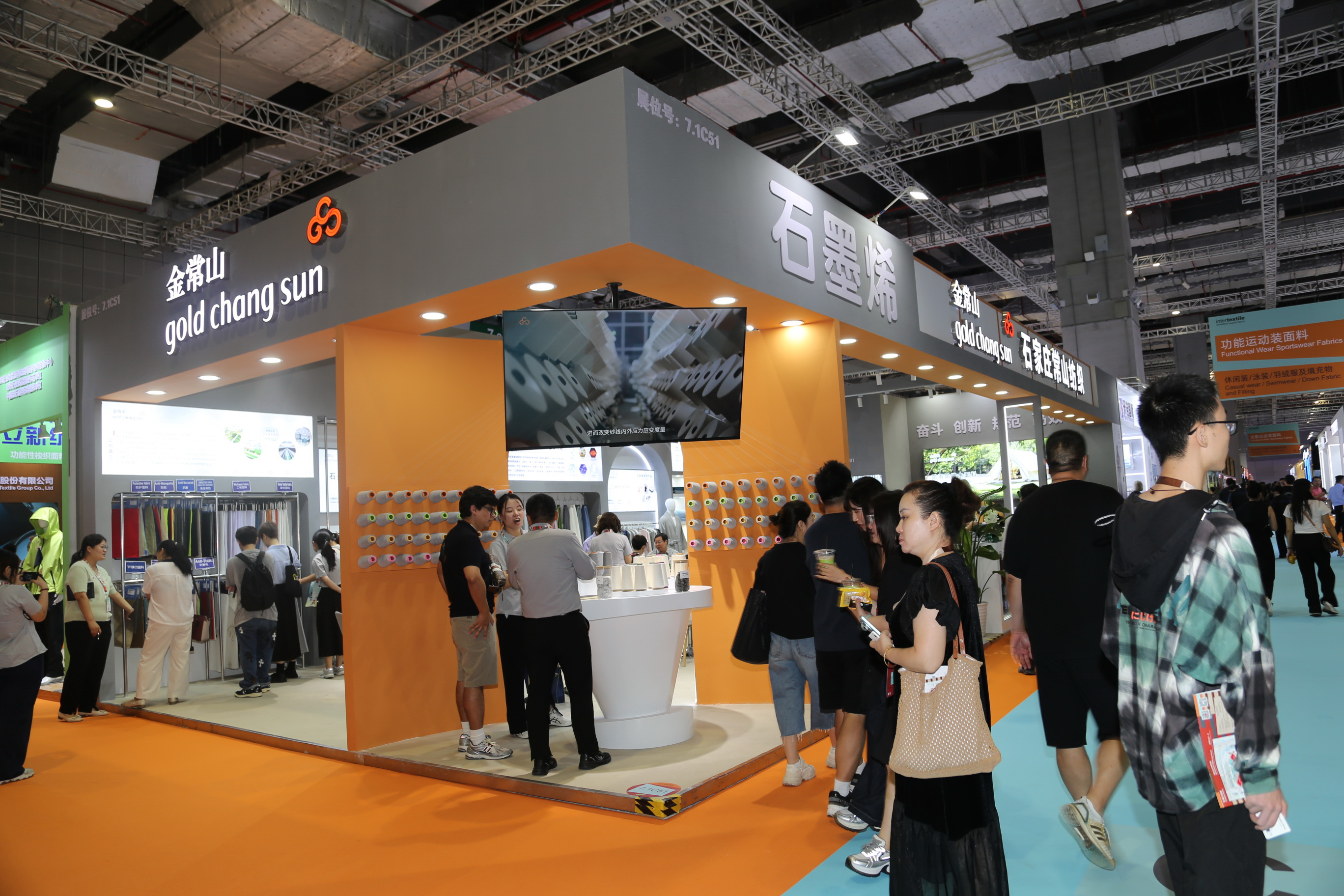 40余家石家莊紡服企業(yè)齊聚滬上，成為中紡聯(lián)秋季聯(lián)展上靚麗的風(fēng)景線