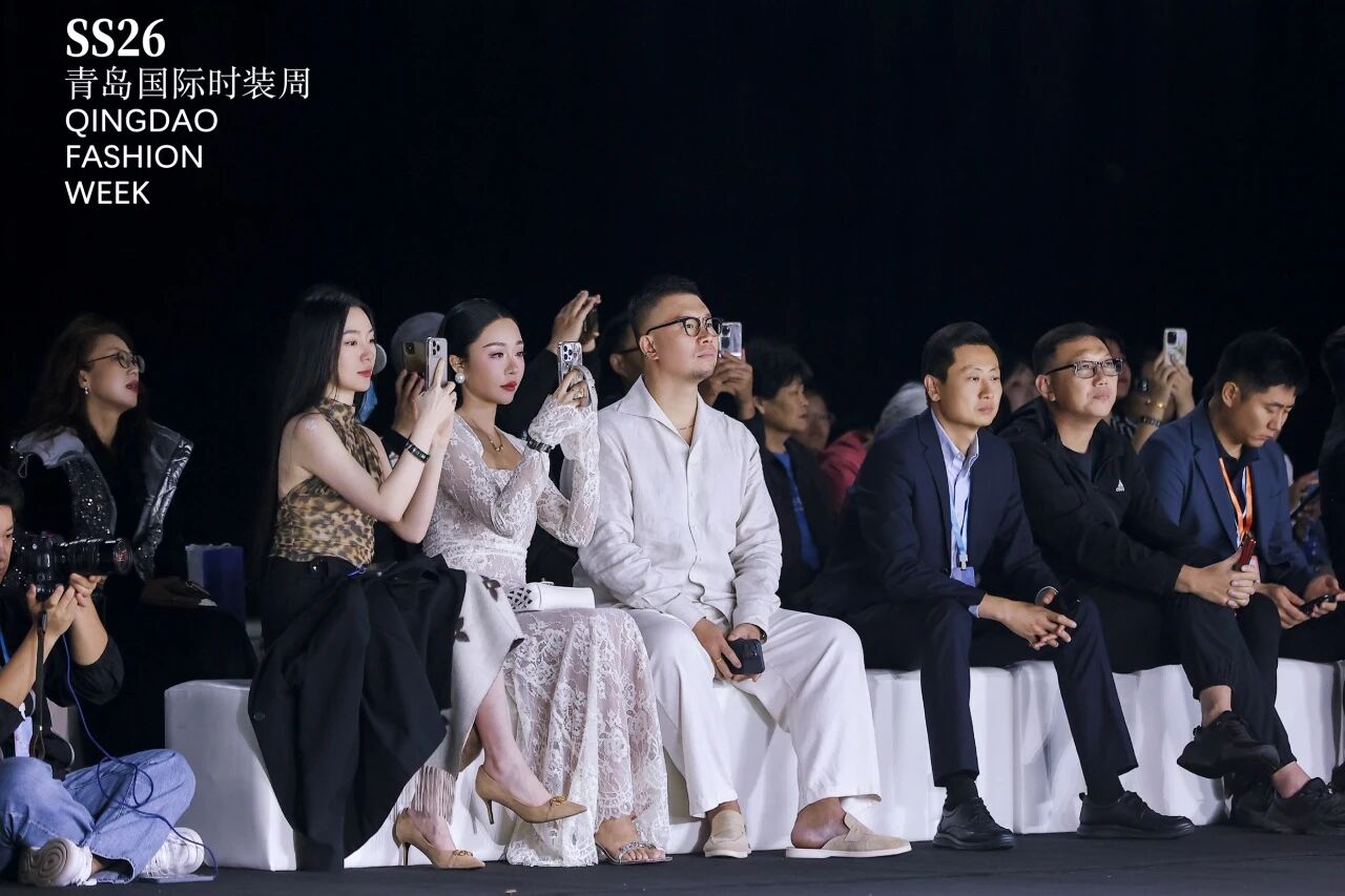 潮涌浮山灣畔 時(shí)尚綺夢(mèng)啟航--2025中國(guó)（青島）國(guó)際時(shí)裝周盛大啟幕！