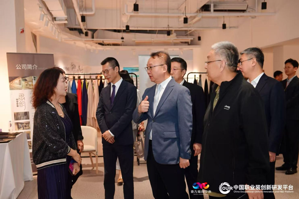 聚焦全民國(guó)防教育作訓(xùn)服與海上功能服，第二屆中國(guó)職業(yè)裝創(chuàng)新大會(huì)在青島啟幕