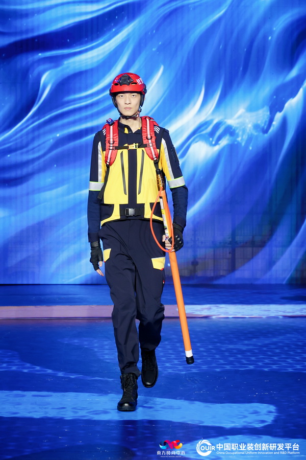 聚焦全民國(guó)防教育作訓(xùn)服與海上功能服，第二屆中國(guó)職業(yè)裝創(chuàng)新大會(huì)在青島啟幕