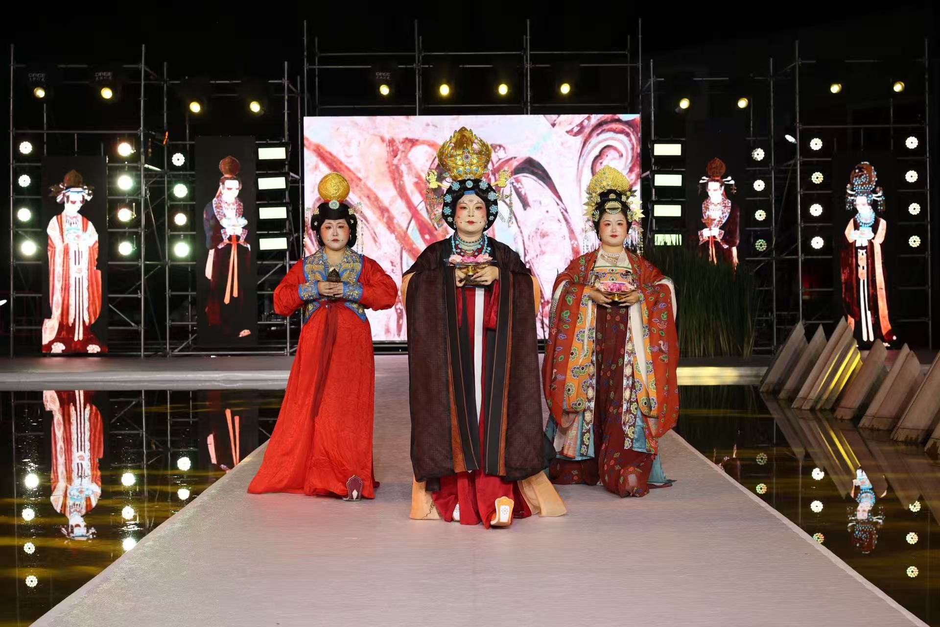 &ldquo;華秀&rdquo;璀璨，紡織谷變身老城區(qū)時(shí)尚秀場(chǎng)