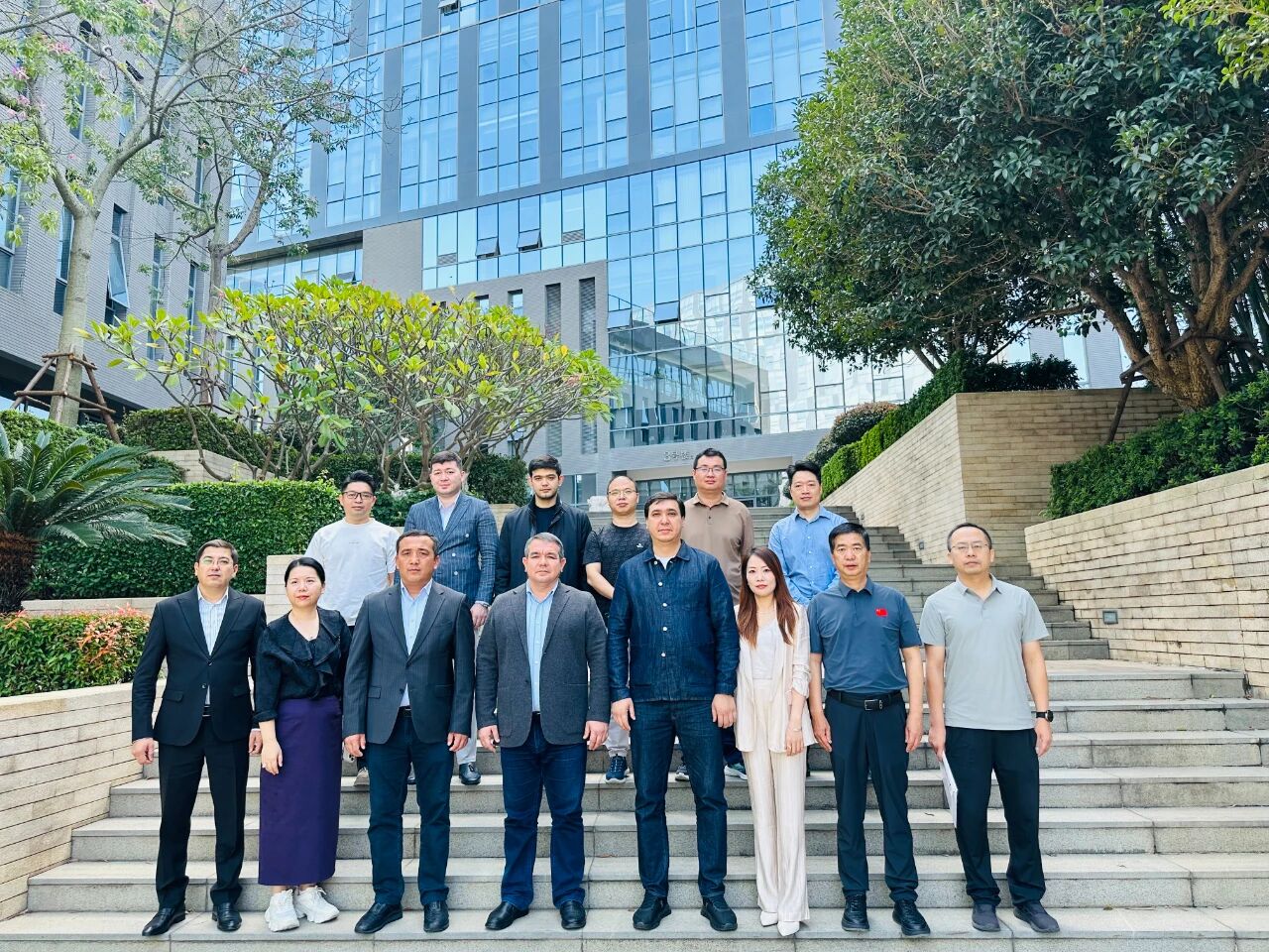11月1日，烏茲別克斯坦投資、工業(yè)與貿(mào)易部駐華代表處副主任、駐華大使館參贊別克佐德-米爾佐&middot;尼格馬特賈諾夫，烏茲別克斯坦工商會(huì)錫爾河州分會(huì)主任阿齊茲&middot;曼蘇羅夫，錫爾河州投資、工業(yè)與貿(mào)易局局長(zhǎng)馬赫蘇姆&middot;薩利耶夫等一行人專(zhuān)程到訪我會(huì)，并參觀廈門(mén)時(shí)尚消費(fèi)品（紡織服裝）產(chǎn)業(yè)園&middot;航空?qǐng)@。商會(huì)副會(huì)長(zhǎng)、福建世聯(lián)達(dá)公司董事長(zhǎng)王世傳，秘書(shū)長(zhǎng)李以希接待烏方代表團(tuán)并開(kāi)展座談交流。 座談中，雙方就廈門(mén)與錫爾河州紡織服裝產(chǎn)業(yè)的發(fā)展現(xiàn)狀及趨勢(shì)展開(kāi)深入交流。福建世聯(lián)達(dá)、廈門(mén)納仕達(dá)、當(dāng)盛新材料、求特新材料、駿利德集團(tuán)等企業(yè)代表圍繞產(chǎn)業(yè)鏈深度協(xié)作、政策配套支持、當(dāng)?shù)厝斯こ杀炯瓣P(guān)稅政策等核心議題展開(kāi)精準(zhǔn)對(duì)接。烏方代表團(tuán)誠(chéng)摯邀請(qǐng)商會(huì)組織廈門(mén)企業(yè)赴烏茲別克斯坦實(shí)地考察，深入了解專(zhuān)項(xiàng)政策，為后續(xù)商貿(mào)合作夯實(shí)基礎(chǔ)。 此次互動(dòng)不僅深化了廈門(mén)與錫爾河州在紡織服裝領(lǐng)域的雙向認(rèn)知，更挖掘出多元合作潛能。雙方將以此次座談為契機(jī)，保持常態(tài)化溝通對(duì)接，推動(dòng)廈門(mén)企業(yè)&ldquo;走出去&rdquo;，探索產(chǎn)業(yè)合作新模式，助力產(chǎn)業(yè)鏈上下游資源高效整合，共拓中烏產(chǎn)業(yè)發(fā)展新篇章。