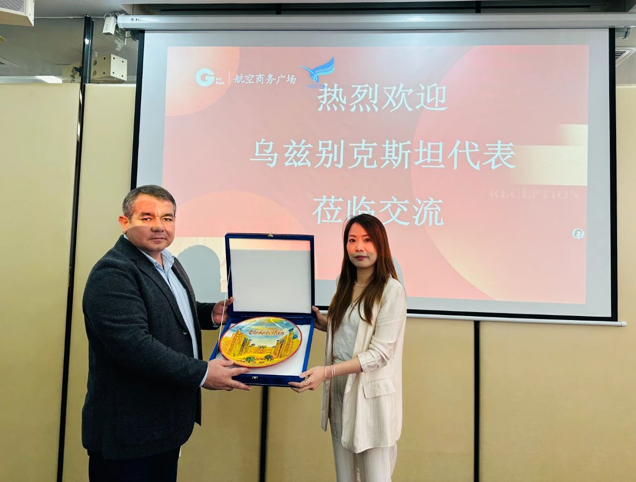 11月1日，烏茲別克斯坦投資、工業(yè)與貿(mào)易部駐華代表處副主任、駐華大使館參贊別克佐德-米爾佐&middot;尼格馬特賈諾夫，烏茲別克斯坦工商會(huì)錫爾河州分會(huì)主任阿齊茲&middot;曼蘇羅夫，錫爾河州投資、工業(yè)與貿(mào)易局局長(zhǎng)馬赫蘇姆&middot;薩利耶夫等一行人專(zhuān)程到訪我會(huì)，并參觀廈門(mén)時(shí)尚消費(fèi)品（紡織服裝）產(chǎn)業(yè)園&middot;航空?qǐng)@。商會(huì)副會(huì)長(zhǎng)、福建世聯(lián)達(dá)公司董事長(zhǎng)王世傳，秘書(shū)長(zhǎng)李以希接待烏方代表團(tuán)并開(kāi)展座談交流。 座談中，雙方就廈門(mén)與錫爾河州紡織服裝產(chǎn)業(yè)的發(fā)展現(xiàn)狀及趨勢(shì)展開(kāi)深入交流。福建世聯(lián)達(dá)、廈門(mén)納仕達(dá)、當(dāng)盛新材料、求特新材料、駿利德集團(tuán)等企業(yè)代表圍繞產(chǎn)業(yè)鏈深度協(xié)作、政策配套支持、當(dāng)?shù)厝斯こ杀炯瓣P(guān)稅政策等核心議題展開(kāi)精準(zhǔn)對(duì)接。烏方代表團(tuán)誠(chéng)摯邀請(qǐng)商會(huì)組織廈門(mén)企業(yè)赴烏茲別克斯坦實(shí)地考察，深入了解專(zhuān)項(xiàng)政策，為后續(xù)商貿(mào)合作夯實(shí)基礎(chǔ)。 此次互動(dòng)不僅深化了廈門(mén)與錫爾河州在紡織服裝領(lǐng)域的雙向認(rèn)知，更挖掘出多元合作潛能。雙方將以此次座談為契機(jī)，保持常態(tài)化溝通對(duì)接，推動(dòng)廈門(mén)企業(yè)&ldquo;走出去&rdquo;，探索產(chǎn)業(yè)合作新模式，助力產(chǎn)業(yè)鏈上下游資源高效整合，共拓中烏產(chǎn)業(yè)發(fā)展新篇章。