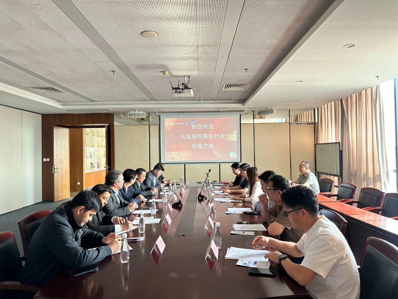 11月1日，烏茲別克斯坦投資、工業(yè)與貿(mào)易部駐華代表處副主任、駐華大使館參贊別克佐德-米爾佐&middot;尼格馬特賈諾夫，烏茲別克斯坦工商會(huì)錫爾河州分會(huì)主任阿齊茲&middot;曼蘇羅夫，錫爾河州投資、工業(yè)與貿(mào)易局局長(zhǎng)馬赫蘇姆&middot;薩利耶夫等一行人專(zhuān)程到訪我會(huì)，并參觀廈門(mén)時(shí)尚消費(fèi)品（紡織服裝）產(chǎn)業(yè)園&middot;航空?qǐng)@。商會(huì)副會(huì)長(zhǎng)、福建世聯(lián)達(dá)公司董事長(zhǎng)王世傳，秘書(shū)長(zhǎng)李以希接待烏方代表團(tuán)并開(kāi)展座談交流。 座談中，雙方就廈門(mén)與錫爾河州紡織服裝產(chǎn)業(yè)的發(fā)展現(xiàn)狀及趨勢(shì)展開(kāi)深入交流。福建世聯(lián)達(dá)、廈門(mén)納仕達(dá)、當(dāng)盛新材料、求特新材料、駿利德集團(tuán)等企業(yè)代表圍繞產(chǎn)業(yè)鏈深度協(xié)作、政策配套支持、當(dāng)?shù)厝斯こ杀炯瓣P(guān)稅政策等核心議題展開(kāi)精準(zhǔn)對(duì)接。烏方代表團(tuán)誠(chéng)摯邀請(qǐng)商會(huì)組織廈門(mén)企業(yè)赴烏茲別克斯坦實(shí)地考察，深入了解專(zhuān)項(xiàng)政策，為后續(xù)商貿(mào)合作夯實(shí)基礎(chǔ)。 此次互動(dòng)不僅深化了廈門(mén)與錫爾河州在紡織服裝領(lǐng)域的雙向認(rèn)知，更挖掘出多元合作潛能。雙方將以此次座談為契機(jī)，保持常態(tài)化溝通對(duì)接，推動(dòng)廈門(mén)企業(yè)&ldquo;走出去&rdquo;，探索產(chǎn)業(yè)合作新模式，助力產(chǎn)業(yè)鏈上下游資源高效整合，共拓中烏產(chǎn)業(yè)發(fā)展新篇章。