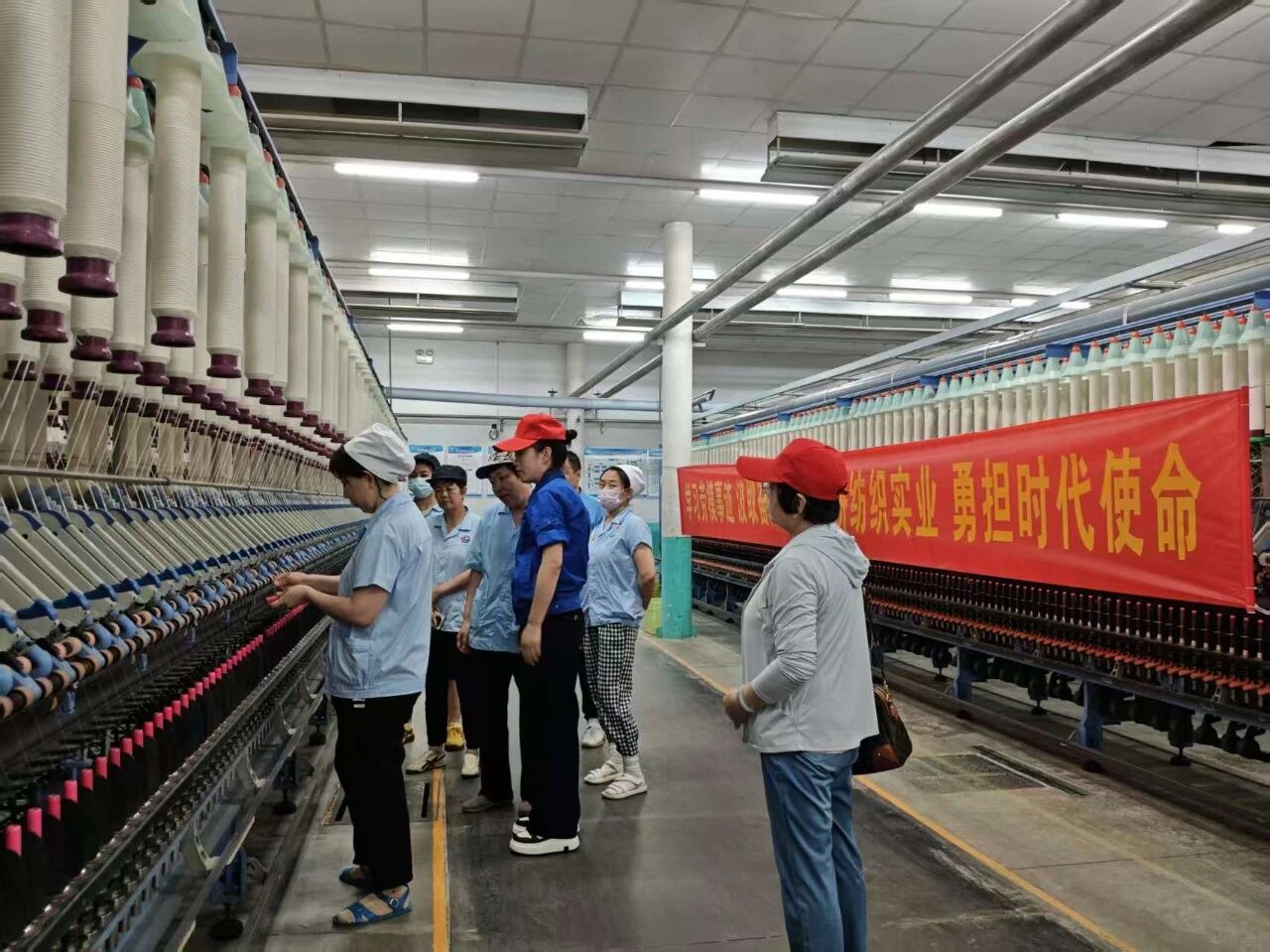 “中國(guó)夢(mèng)·勞動(dòng)美”全國(guó)職工宣講團(tuán)財(cái)貿(mào)輕紡煙草產(chǎn)業(yè)特色分團(tuán)走進(jìn)校園暨紡織行業(yè)“勞模工匠助企行”(石家莊站)活動(dòng)成功舉行